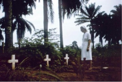 An den Gräbern des ersten dokumentierten Ebola-Ausbruchs im Jahr 1976. Die Nonnen einer Missinsstation im damaligen Zaïre hatten nur fünf Injektionsspritzen zur Verfügung, die sie wieder und wieder benutzten, ohne sie zu sterilisieren. So steckten sie unwissentlich Menschen mit Ebola an. Sie selbst gehören ebenfalls zu den Opfern.
